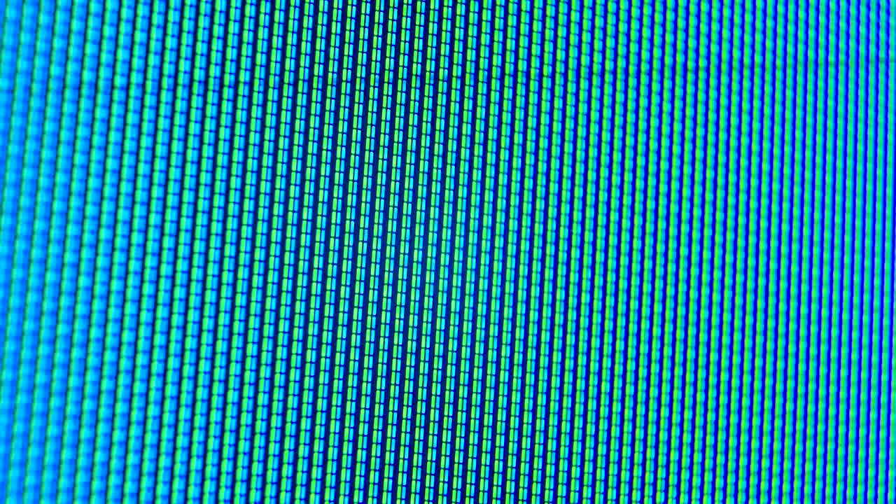 píxeles de una vieja pantalla de televisión analógica de cerca. los puntos azules y verdes crean una flecha en movimiento en la pantalla. macro. de cerca