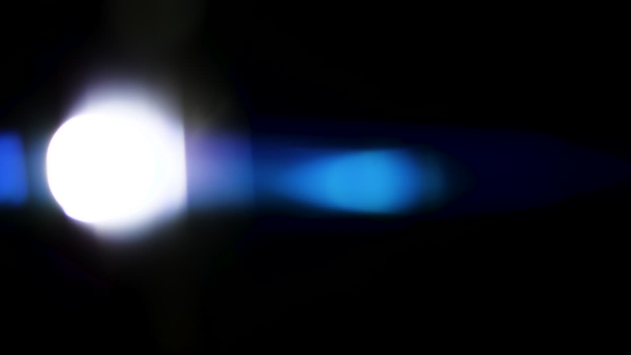bellos e impresionantes reflejos de luz y rayas azules anamórficas tomadas en negro con lentes anamórficos de cine de alta gama como fondo, superposiciones de fugas de luz o transiciones para editores