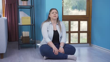 mujer joven estresada, estado tenso.