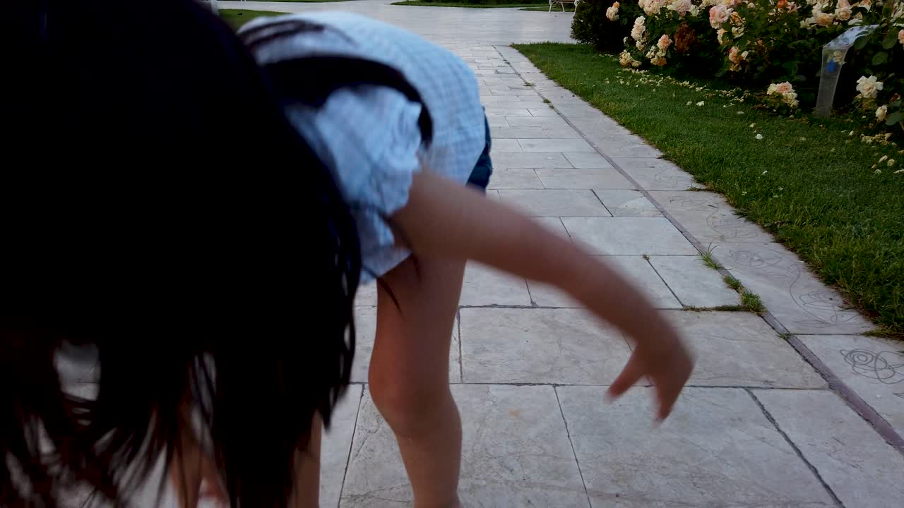 슬로우 모션:웃긴 소녀들이 일어서서 공원에서 뛰어오르기 시작합니다.