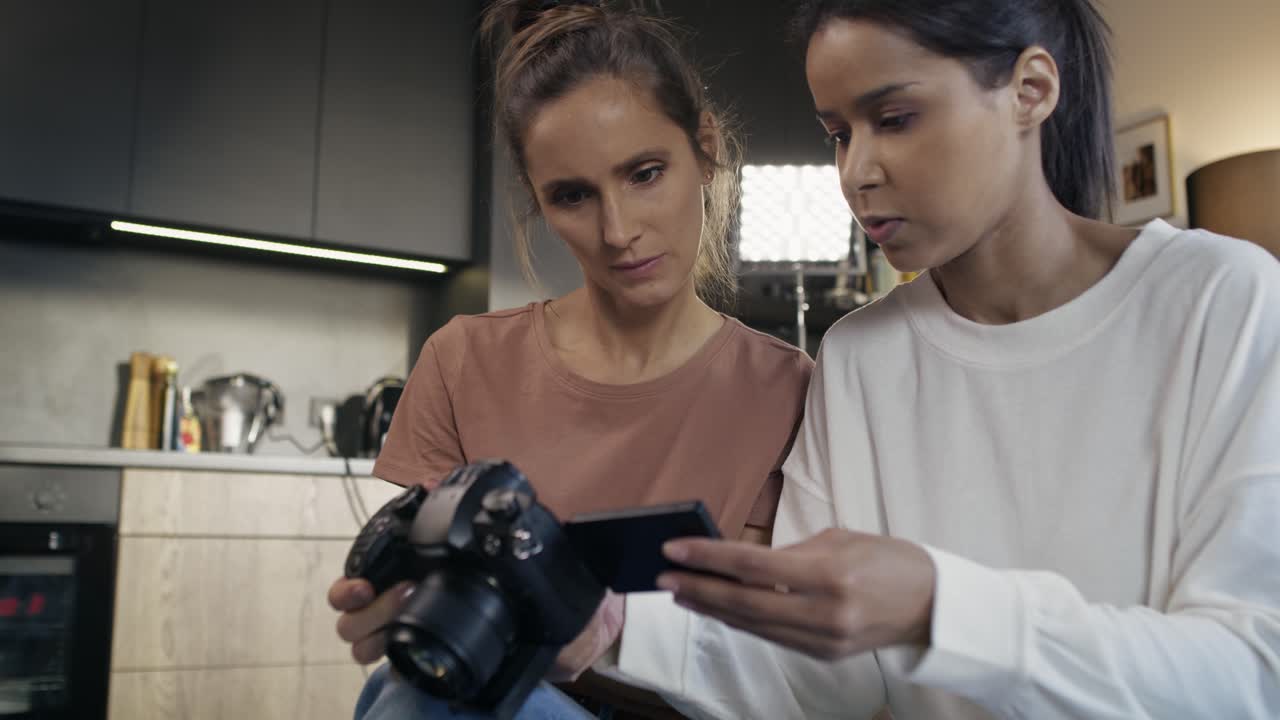 dos mujeres chequeando registros en la cámara