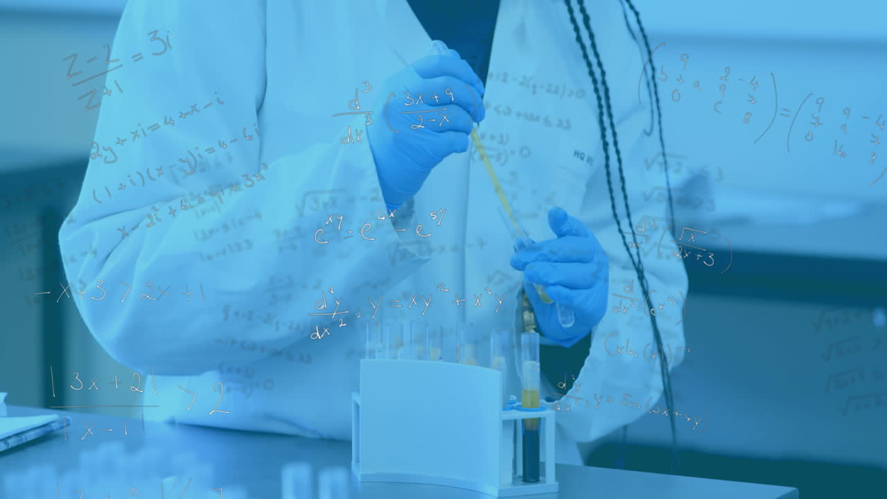 수학적 방정식이 실험실에서 일하는 여성 과학자에 대해 움직입니다.