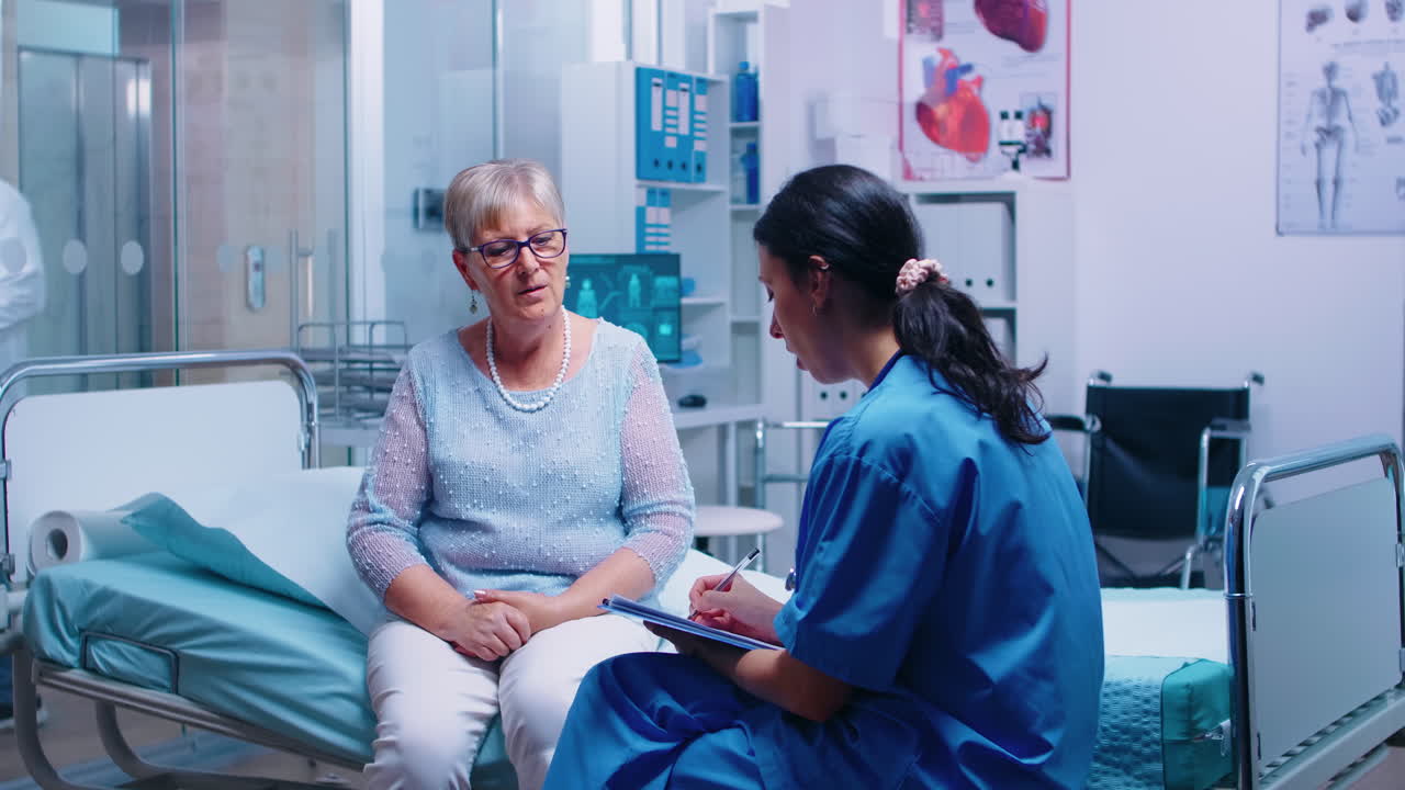 respondiendo a las preguntas de la enfermera