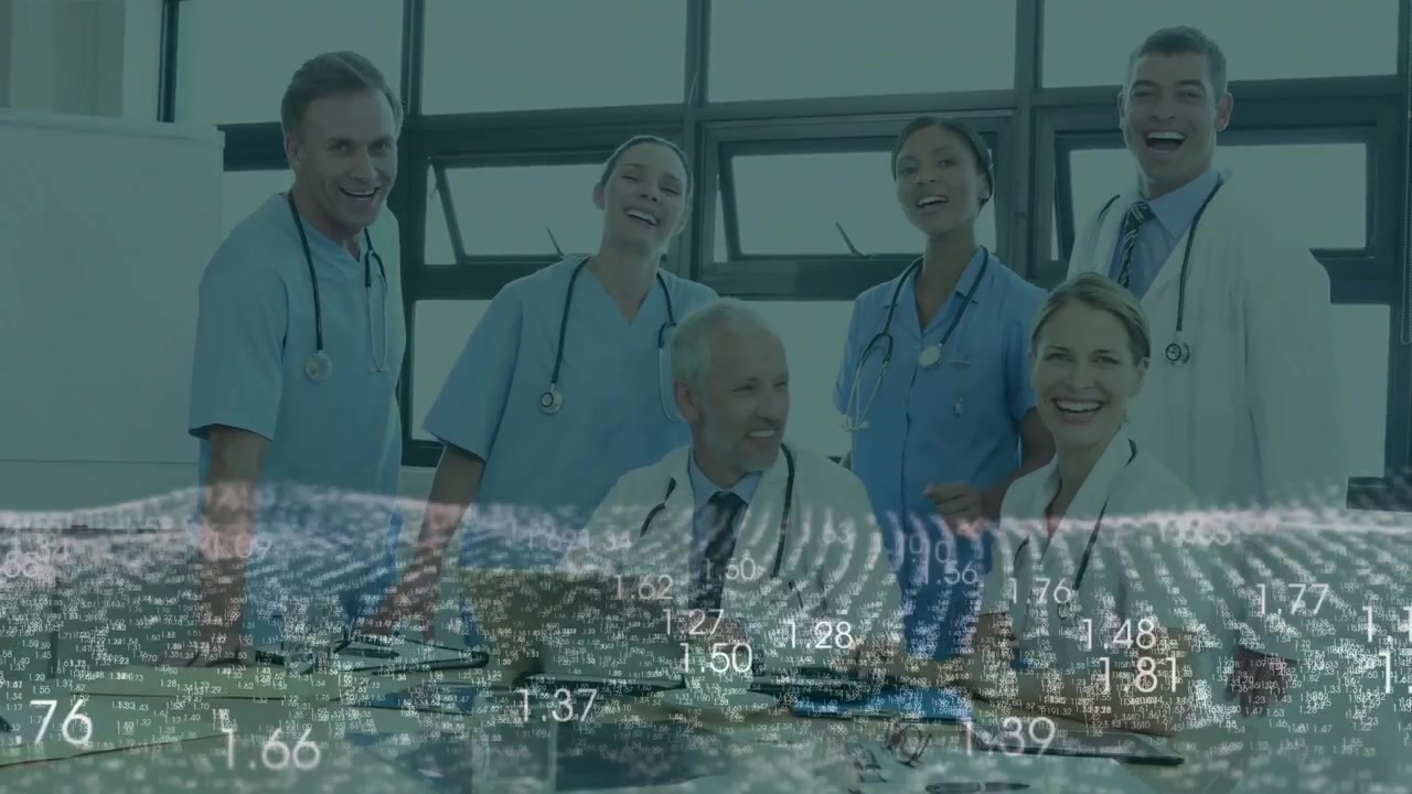 Equipo médico en una mesa, el médico principal viendo una tablet e iniciando una superposición de cuadrícula de datos que asciende para la revisión del caso.
