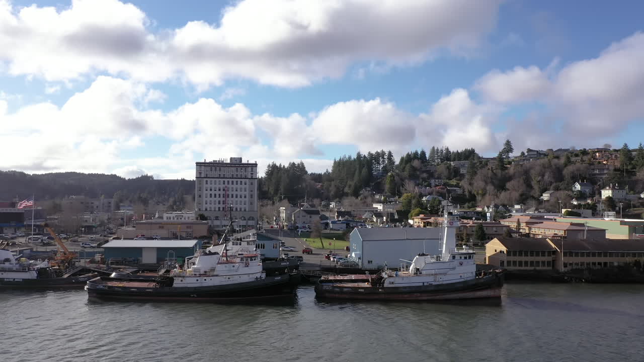 barcos de pesca comercial atracados en el puerto de coos bay en la costa de oregon, sobrevuelo de drones