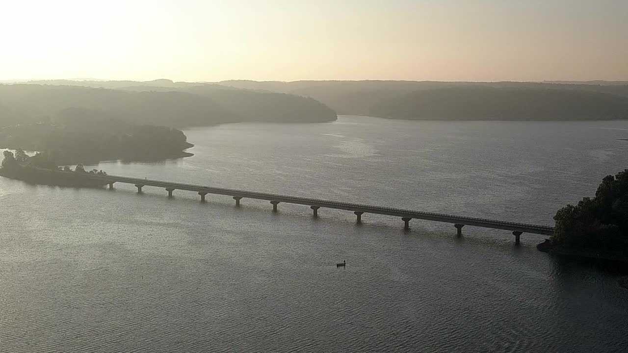 pesca junto al puente del lago