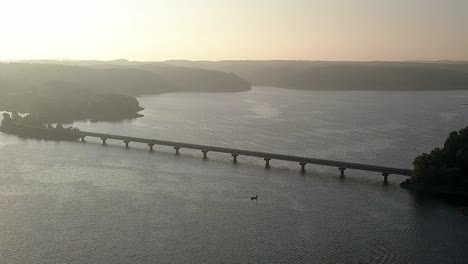 pesca junto al puente del lago