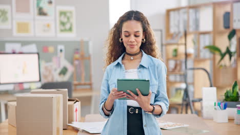 mujer, cajas y tableta para la logística