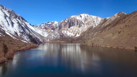 una antena sobre las montañas de sierra nevada revela un atractivo lago 1
