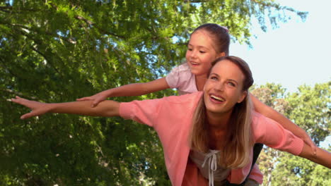 Mutter-Und-Tochter-Spielen-Im-Park