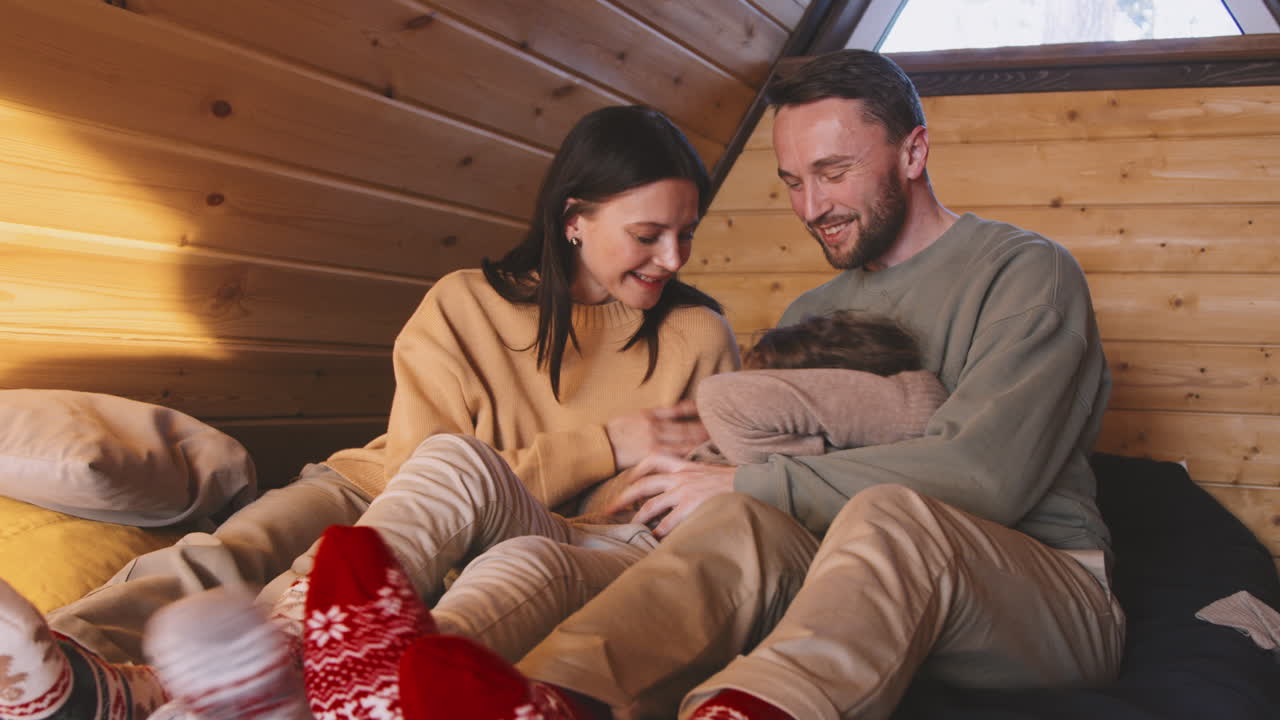 Genitori felici e bambina in soffitta
