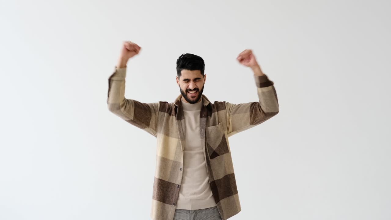 joven emocionado celebrando el éxito