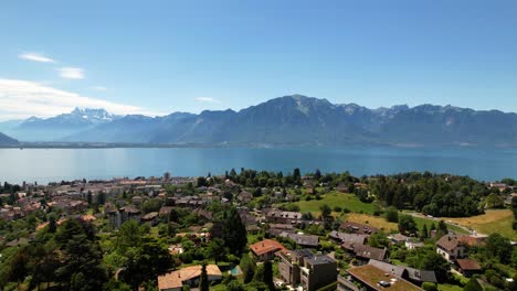 Pequeña-Ciudad-En-España-Hermosa-Vista-General-Del-Lago---Vista-Aérea