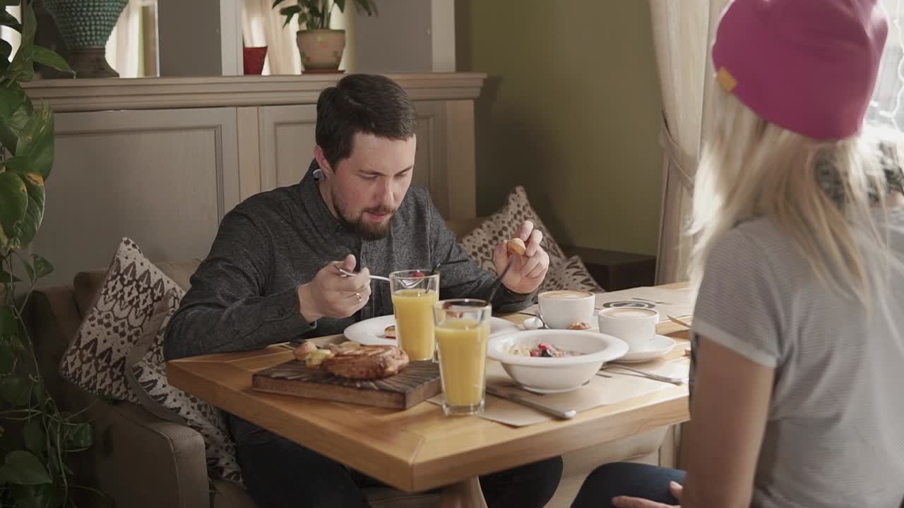 una pareja disfrutando del desayuno en un acogedor café