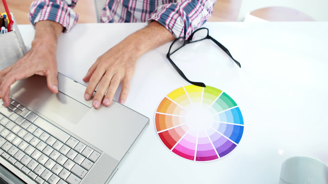 un hombre de negocios alegre y casual escribiendo en una computadora portátil.