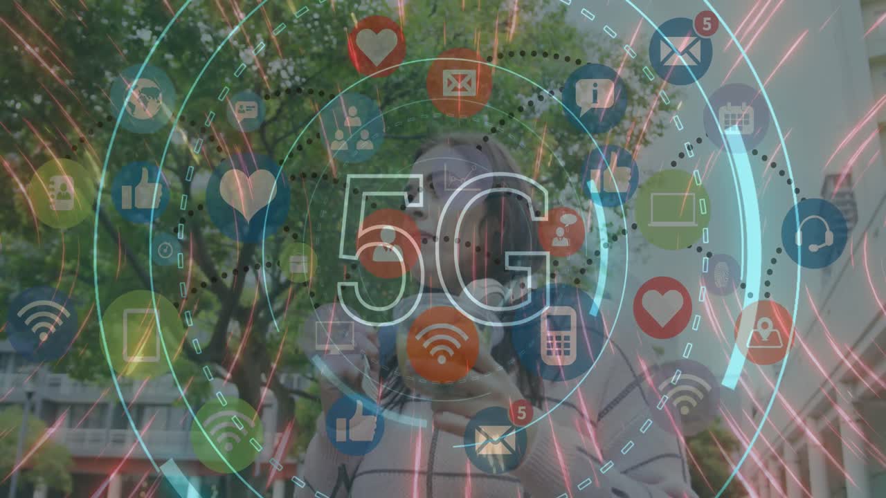 animación de procesamiento de datos y texto 5g sobre mujer de negocios caucásica comiendo ensalada