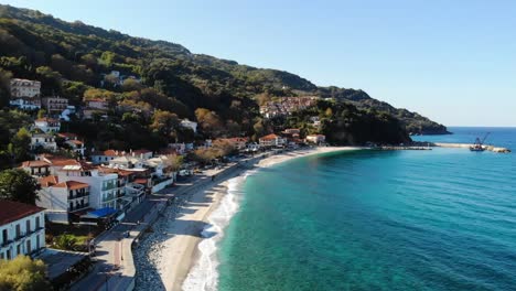 Pueblo-Costero-Griego-En-La-Península-De-Pelión-A-La-Luz-De-La-Mañana-Filmado-Con-Un-Dron