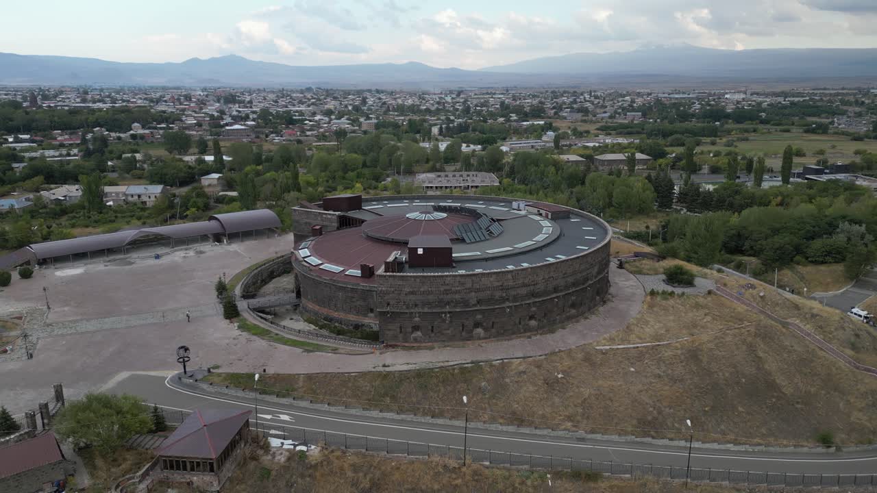 la fortaleza negra imperial rusa sev berd en la cima de una colina en gyumri, armenia