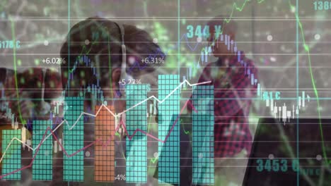 Animación-De-Datos-Gráficos-Sobre-Una-Mujer-De-Negocios-Caucásica-Con-Colegas-Que-Trabajan-En-La-Oficina-Del-Centro-De-Llamadas