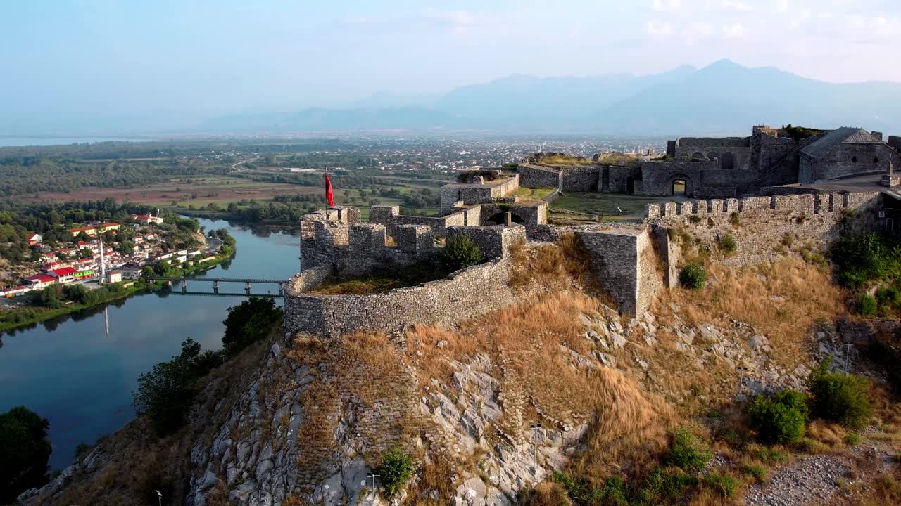 Vista aerea del Castello di Rozafa con la città di Scutari, Albania, sullo sfondo
