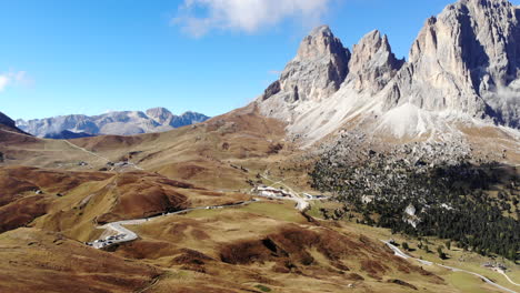 Drohne-Landet-Langsam-Im-Bergigen-Dolomittal-Italien