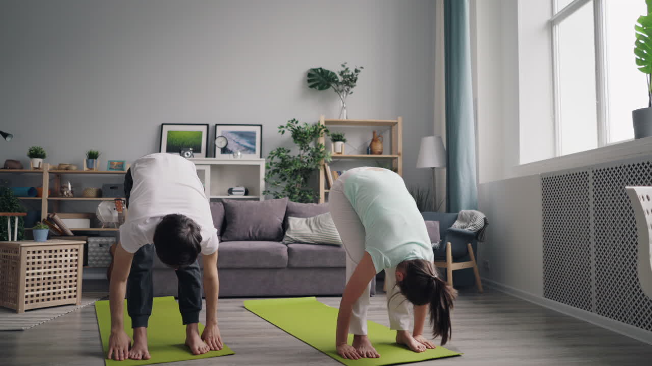 집 에서 요가 를 하는 부부