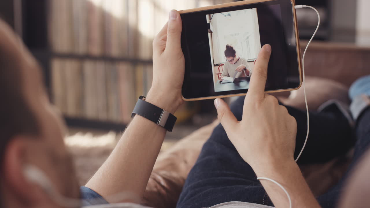 집에서 디지털 태블릿 장치 라이프 스타일에 멋지게 보이는 휴가 사진