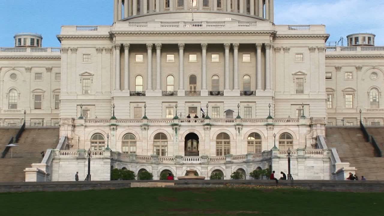 카메라는 워싱턴 dc에 있는 미국 국회의사당 건물을 지상에서 랜드마크인 원형 홀과 돔까지 패닝합니다.