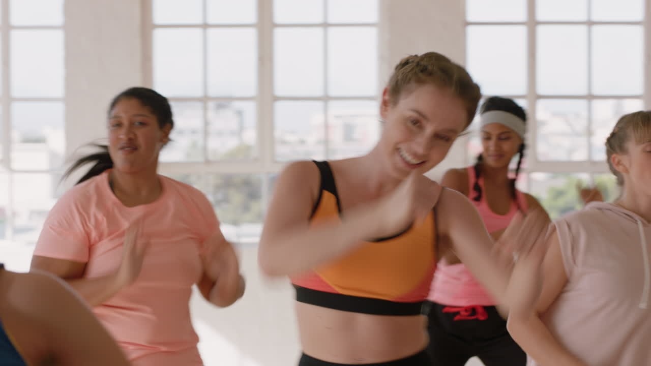 clase de baile grupo joven de gente multirracial bailando practicando movimientos de coreografía entrenamiento en gimnasio disfrutando de un estilo de vida activo y saludable