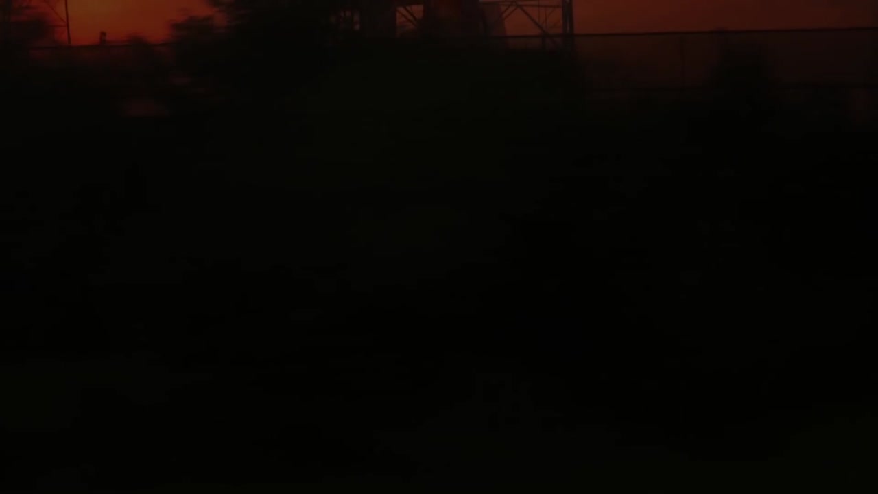 una hermosa visualización de cohete simulada sentada al amanecer en la plataforma de lanzamiento