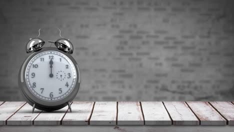 reloj en la parte superior de una mesa de madera