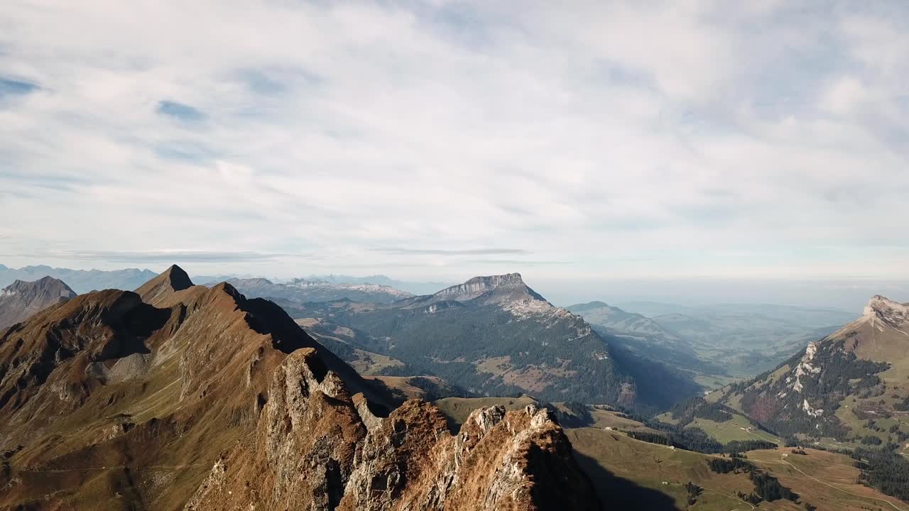 drone volando a lo largo de cumbres alpinas en verano en suiza 4k