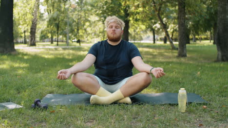 Übergewichtiger-Mann-Meditiert-Im-Park