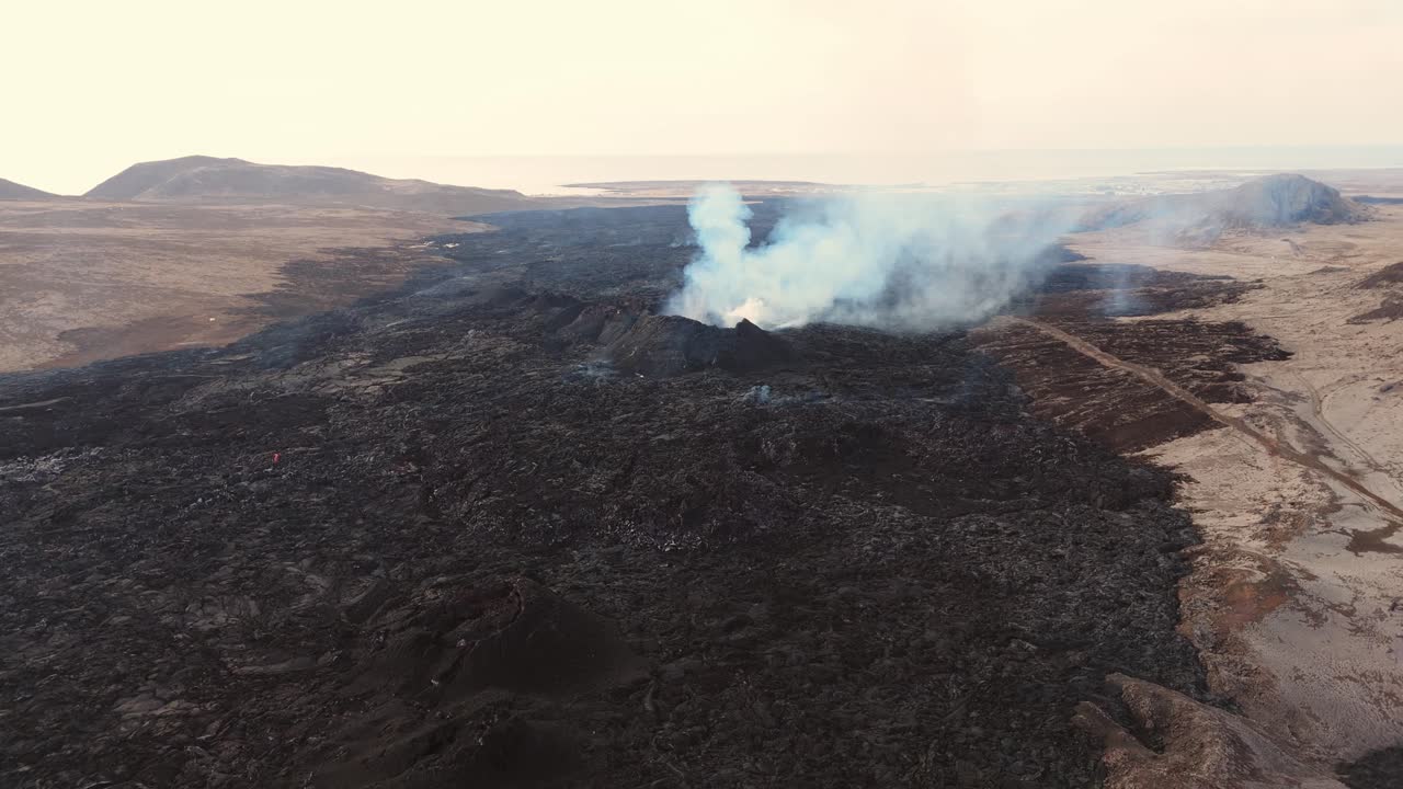 erupción humeante del volcán grindavík en el paisaje rocoso volcánico, islandia