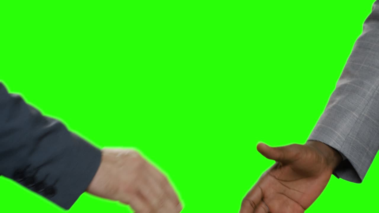 hombres de traje estrechando la mano.