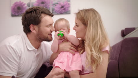 Madre-Y-Padre-Con-Bebé-Riendo.-Retrato-De-Familia-Feliz-Amor-Niño