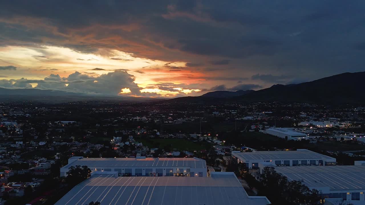Hiperlapse de dron del atardecer, capturando la transición de la hora dorada al anochecer, observando la comunidad de Axotlán y parte del parque industrial en Cuautitlán Izcalli, Estado de México, México