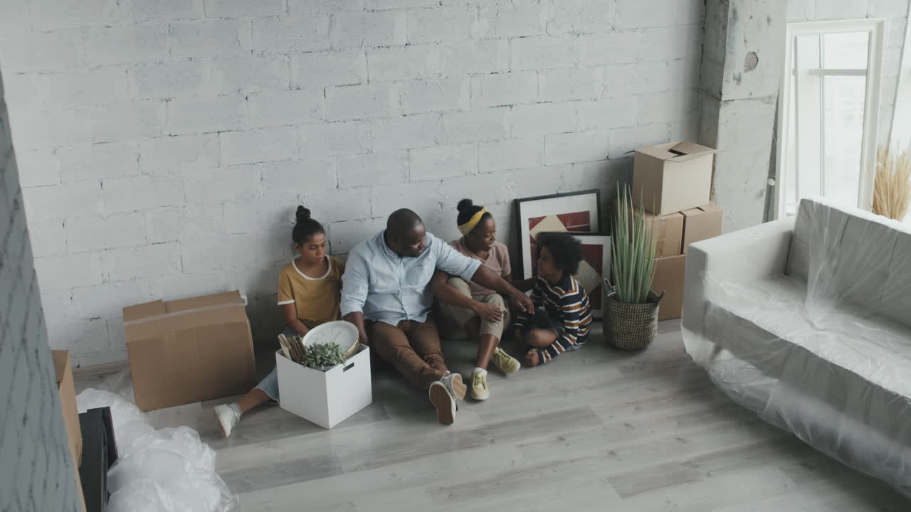 la familia se muda a un nuevo hogar