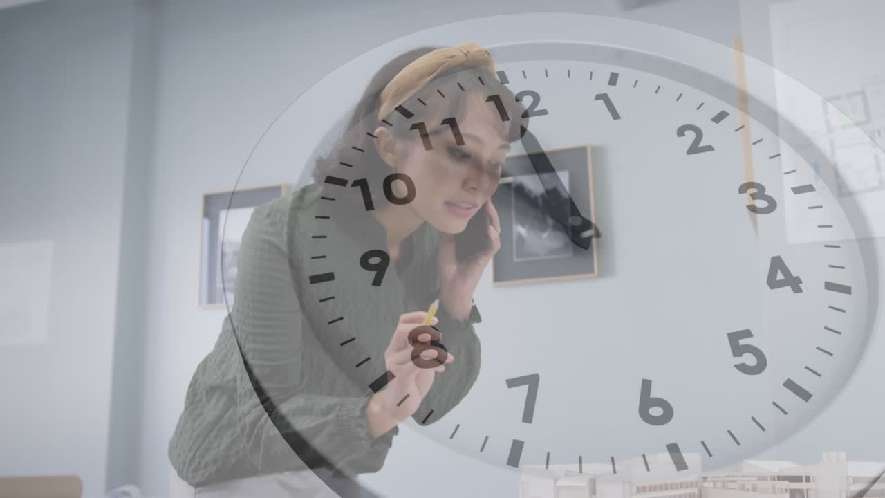 Animación de reloj que hace tic-tac sobre una mujer hablando por smartphone discutiendo un plan en la oficina.
