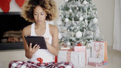 Mujer-Joven-Que-Asiste-A-Las-Redes-Sociales-De-Navidad