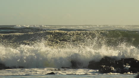 Olas-Del-Mar-Agitadas-Rompiendo-En-La-Costa-Rocosa-Creando-Enormes-Salpicaduras-Y-Espuma---Toma-Panorámica