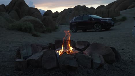 Camping-In-Der-Wildnis,-Auto-Und-Lagerfeuer-In-Der-Dämmerung,-Zeitlupe