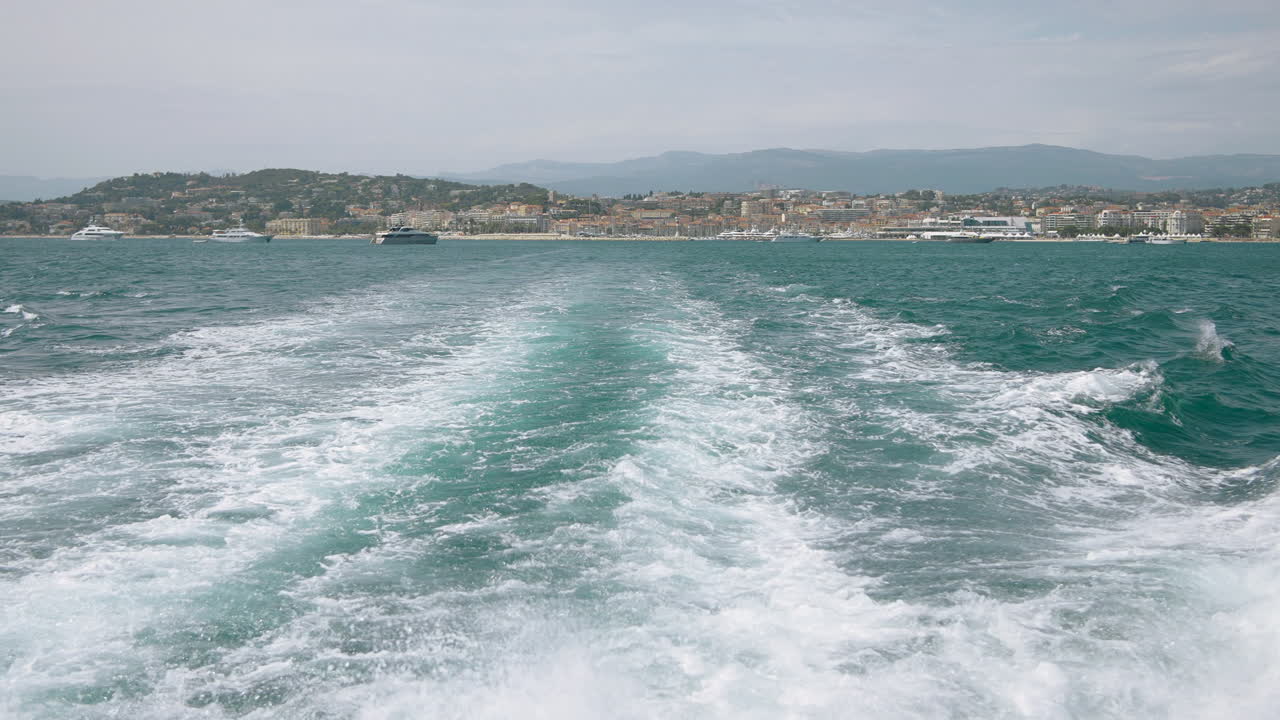 배 와 도시 풍경 이 있는 바다 풍경