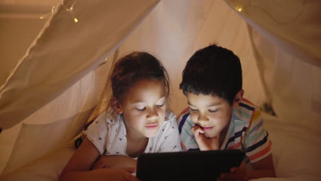 niños viendo la tableta en la tienda