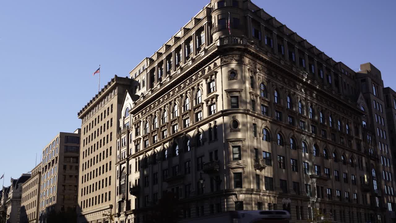 워싱턴 dc의 길모퉁이에 있는 빈티지한 건물 외관, 팬 오른쪽 보기