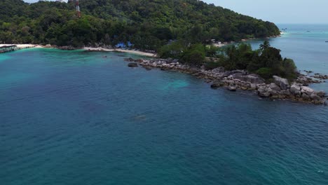 Tropeninsel-Resort-Nutzt-Sonnenkollektoren-Zur-Erzeugung-Von-Ökostrom