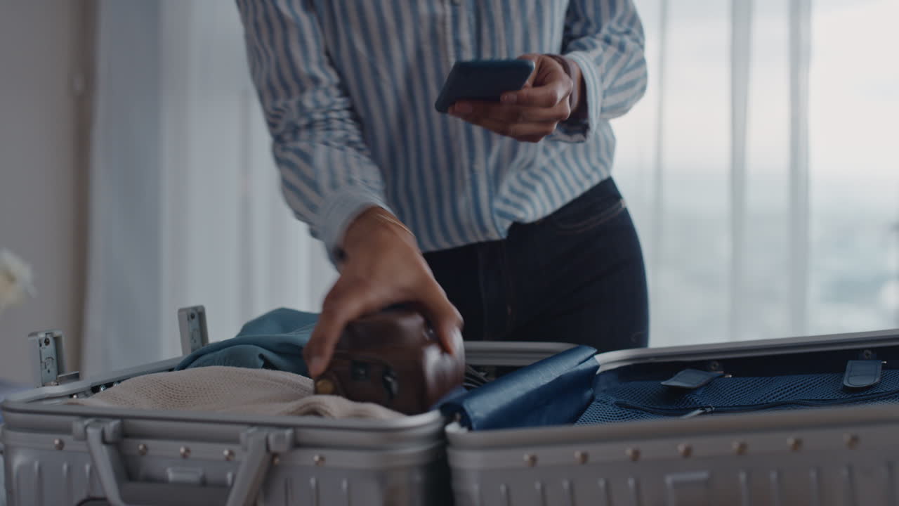 mujer de viaje empacando maleta preparándose para el viaje preparando equipaje para las vacaciones