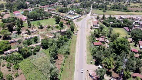 city scape-drone view-africa marzo 2021 cruce de carreteras en el pequeño mercado del pueblo de loitokitok kenia