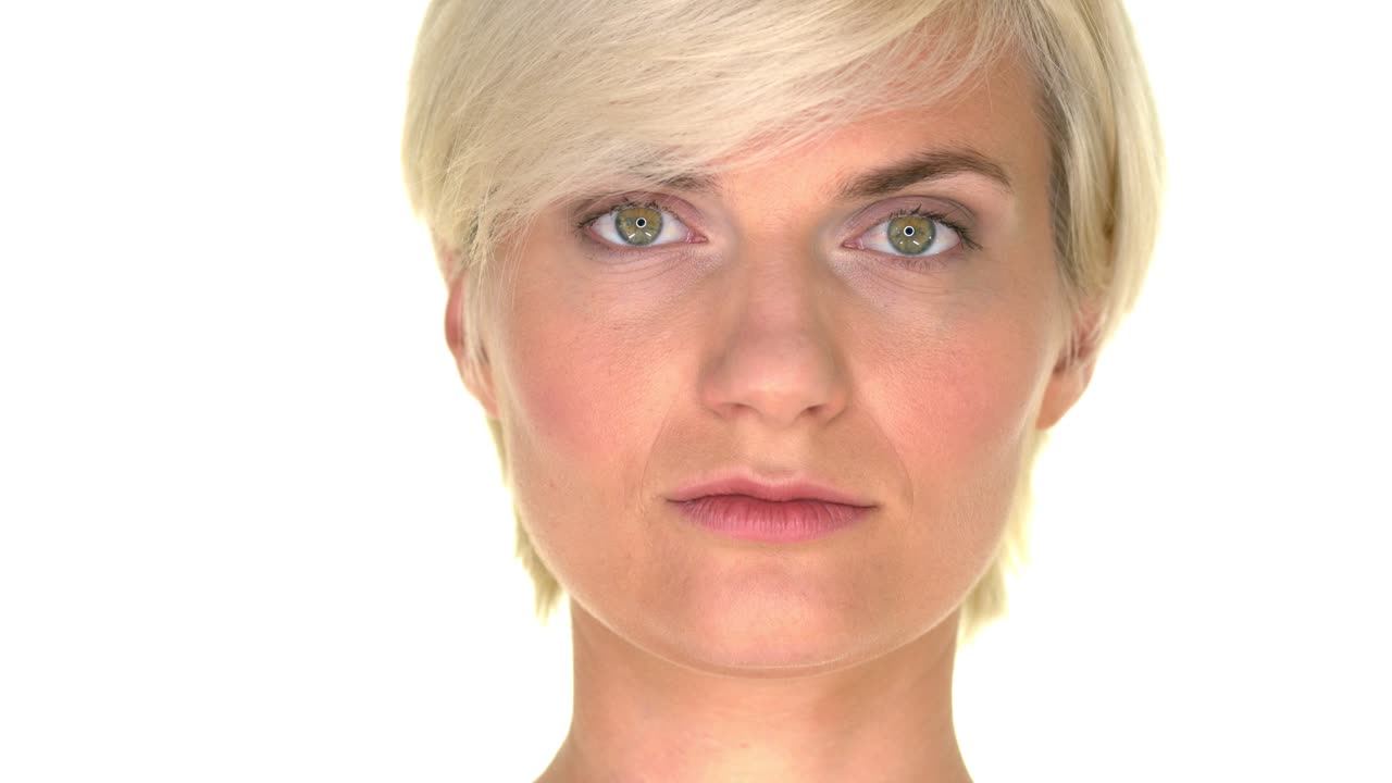 retrato de una mujer adulta con una expresión tranquila y seria sobre un fondo de estudio blanco