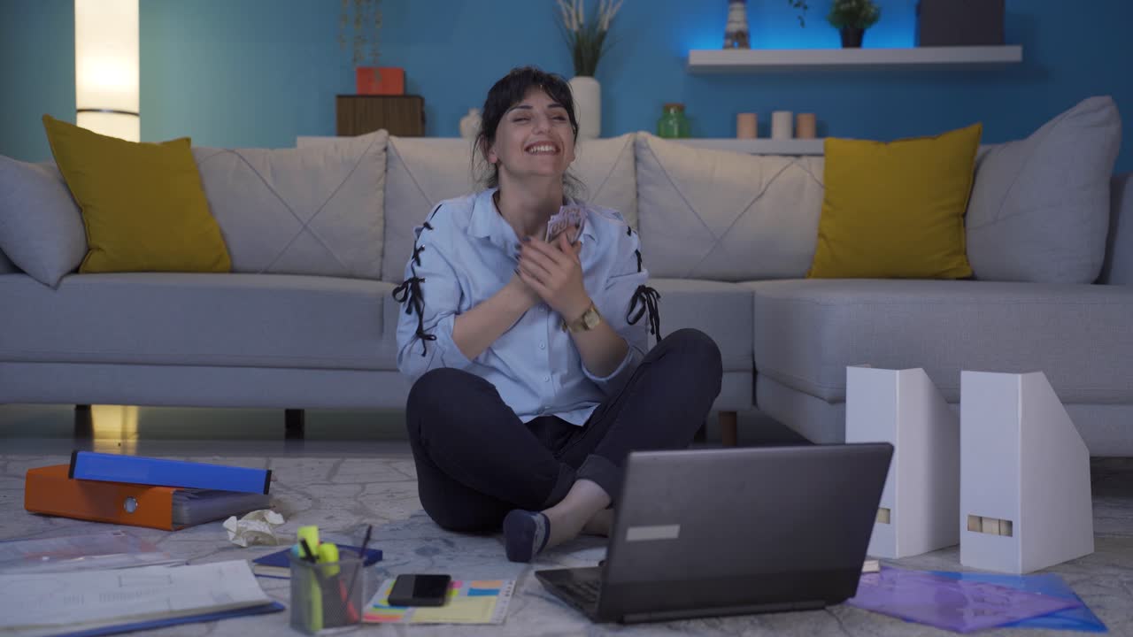 la mujer de la oficina en casa es rica.